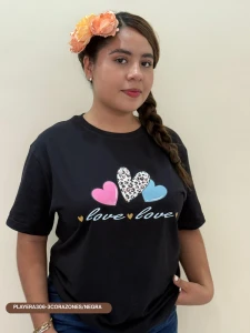 PLAYERA306-3CORAZONES/NEGRA
